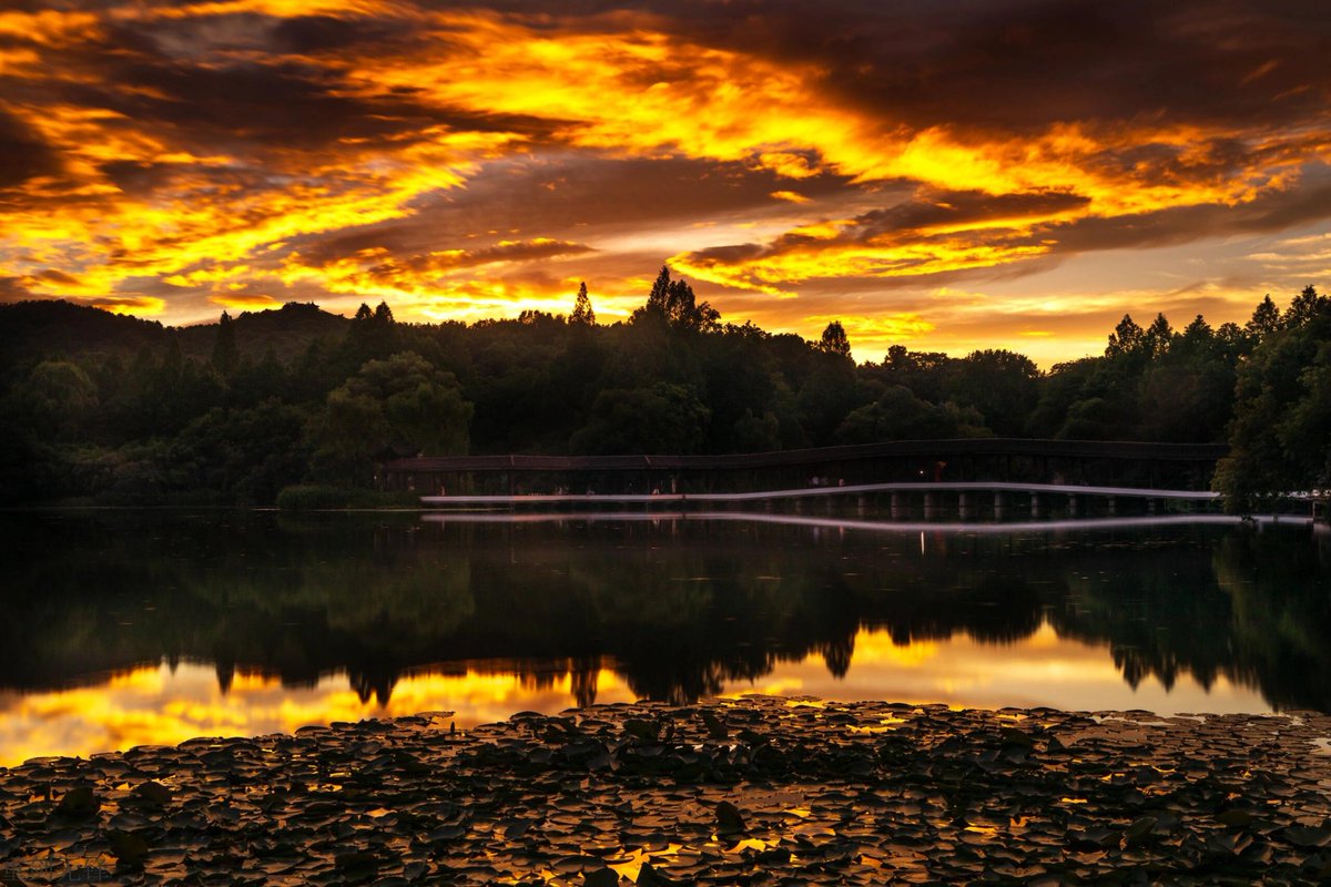 落日余晖染天际，湖面如镜映晚霞。
#互关 #互赞