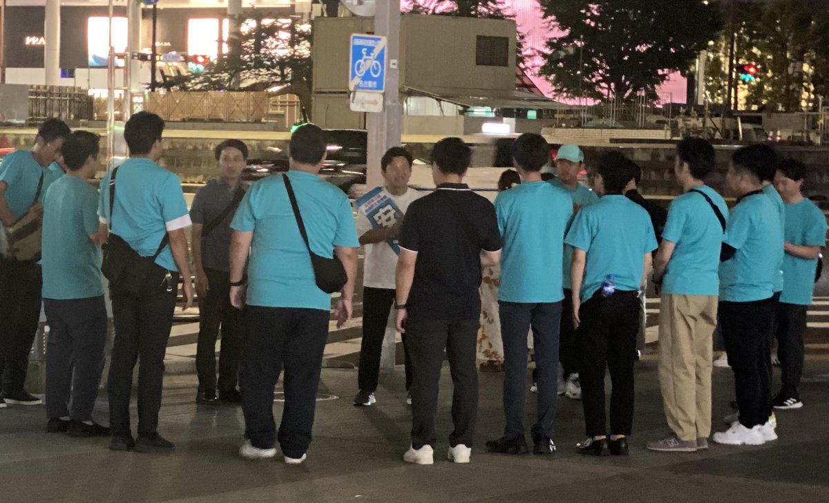 satomi_ryuji's tweet image. 最終日、街頭活動全て終えて最後にスタッフの皆さんにも挨拶、一人ひとり握手をして、頭を下げて御礼される #安江のぶお さんの姿に、彼の人間味を感じました。
温かな心・熱い情熱・クールな頭脳を持った安江のぶおさんこそ、愛知の代表として国会で活躍して欲しい、否、活躍すべき人材です❗️