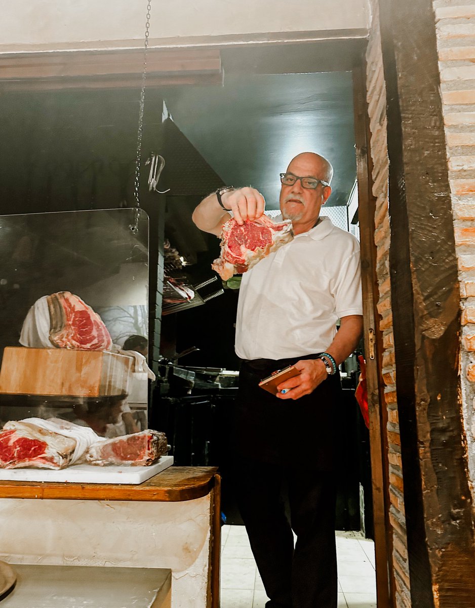 jroch18's tweet image. Han sido los últimos Sanfermines de Ángel, el rey del chuletón en el Casco Viejo de Pamplona. En el corazón de la calle Santo Domingo, él y su mujer Teyi han demostrado en el Zaldiko que la gastronomía es lo mejor de nuestra especie. Nada da más felicidad inmediata que comer.