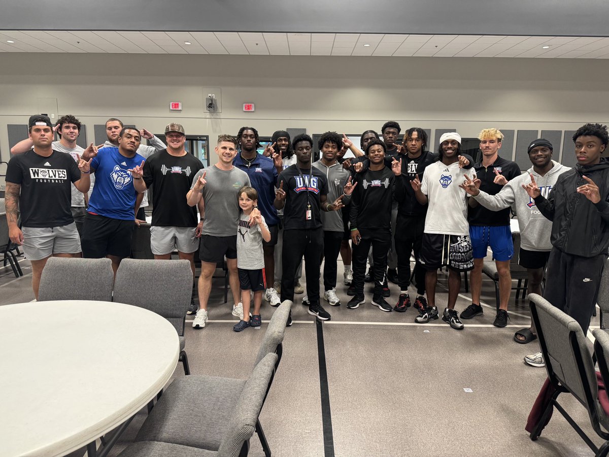 luhtrewrld's tweet image. Great time giving back to our community with guys! #gowest #gowolves @UWGFootball @UWGAthletics @Coach_Treal