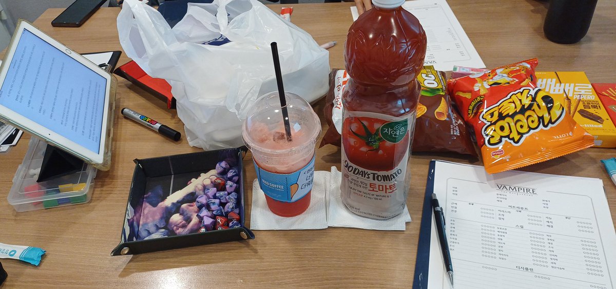 VTM 버터플라이 오프탁 후기

일단 저희 끝내주는 식사 및 디저트를 먹었습니다.
밥 안 먹고 가서 세션 전에 삼김 하나 먹었는데 괜히 그랬다 싶을 정도로.....

오늘 우리가 먹은 것: 찐빵, 만두, 푸딩, 각종 과자들, 도마도 주스

글구 처음부터 캐메하니까 느낌이 완전 달랐어요! 대박 재밌음