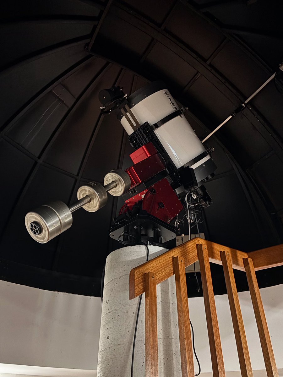 Trizbangtheory's tweet image. 🔭Este telescopio Ritchey–Chrétien de 16" (0,4 m) es el corazón del Observatorio Astronómico de Cantabria.
Montado sobre una base de alta precisión, permite explorar el cielo nocturno con gran detalle.
Ciencia y divulgación bajo los cielos oscuros del sur de Cantabria. 🌌