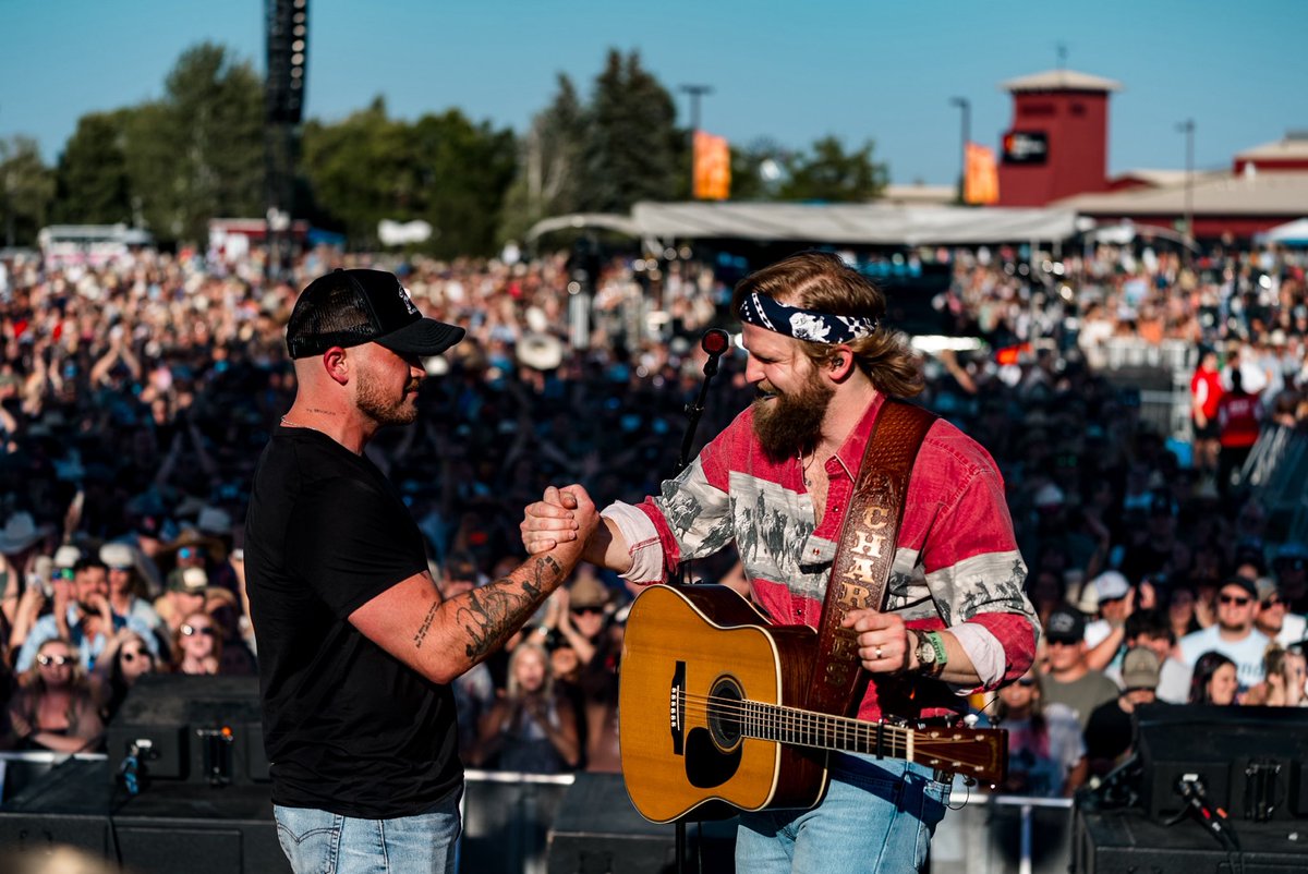 CharlesWesleyG's tweet image. Y’all ready to run it back at @fairwellfest?! Looking back, this was one of my favorite shows from 2023. Beautiful country, meeting up with old friends of the road and playing songs on the ferris wheel. We’re on at 4:30 at the Deschutes Stage today. See y’all soon!
📸 & 📹…