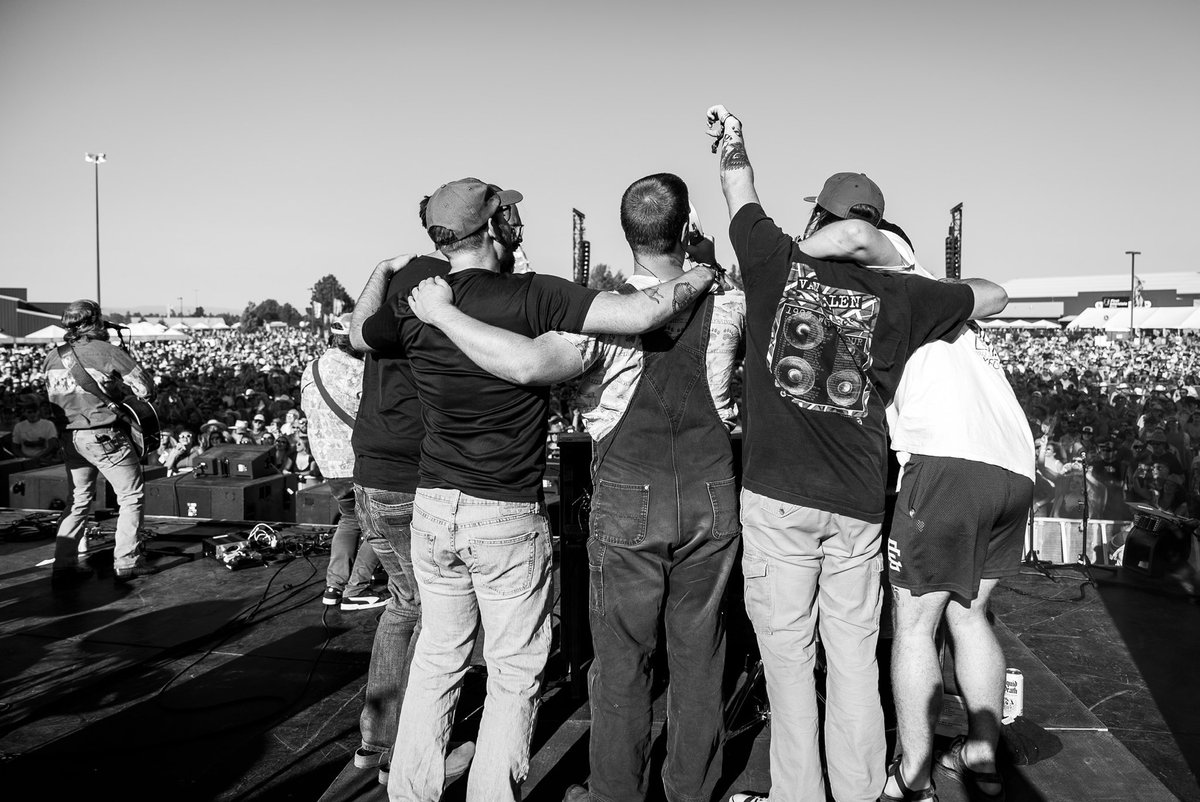CharlesWesleyG's tweet image. Y’all ready to run it back at @fairwellfest?! Looking back, this was one of my favorite shows from 2023. Beautiful country, meeting up with old friends of the road and playing songs on the ferris wheel. We’re on at 4:30 at the Deschutes Stage today. See y’all soon!
📸 & 📹…