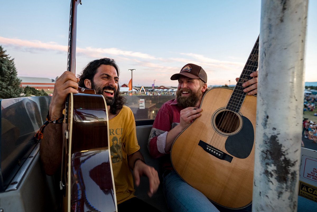 CharlesWesleyG's tweet image. Y’all ready to run it back at @fairwellfest?! Looking back, this was one of my favorite shows from 2023. Beautiful country, meeting up with old friends of the road and playing songs on the ferris wheel. We’re on at 4:30 at the Deschutes Stage today. See y’all soon!
📸 & 📹…