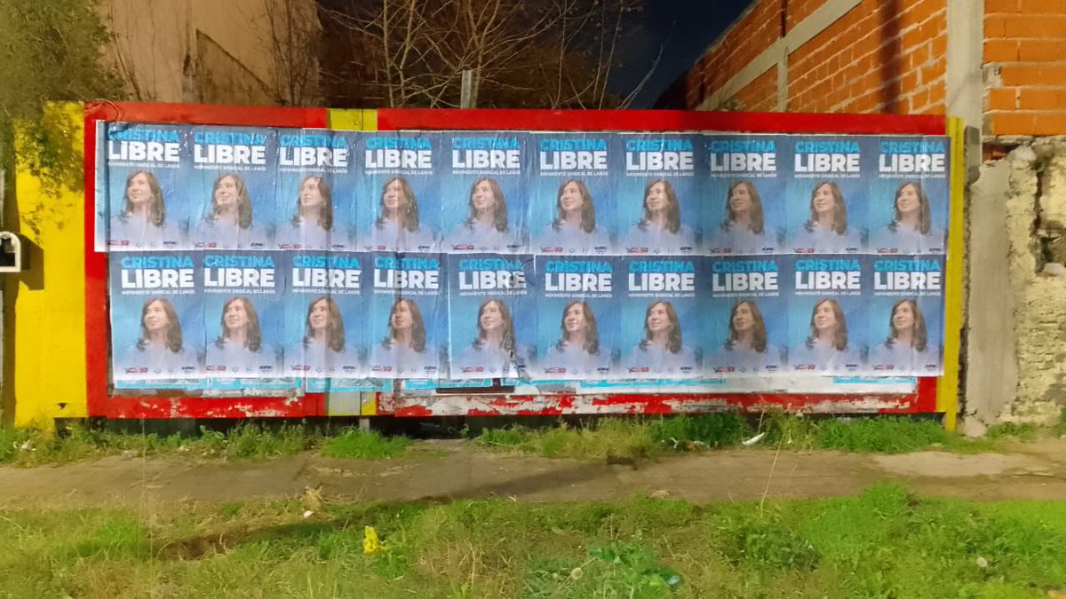 EdgardoDepetri's tweet image. Ella debería estar al frente de la lista en la Tercera Sección Electoral, el miedo que tienen de enfrentarla en las urnas y el odio hicieron que el Partido Judicial la proscriba, pero estará en cada voto peronista.
Las calles de Lanús dicen: Cristina Libre.