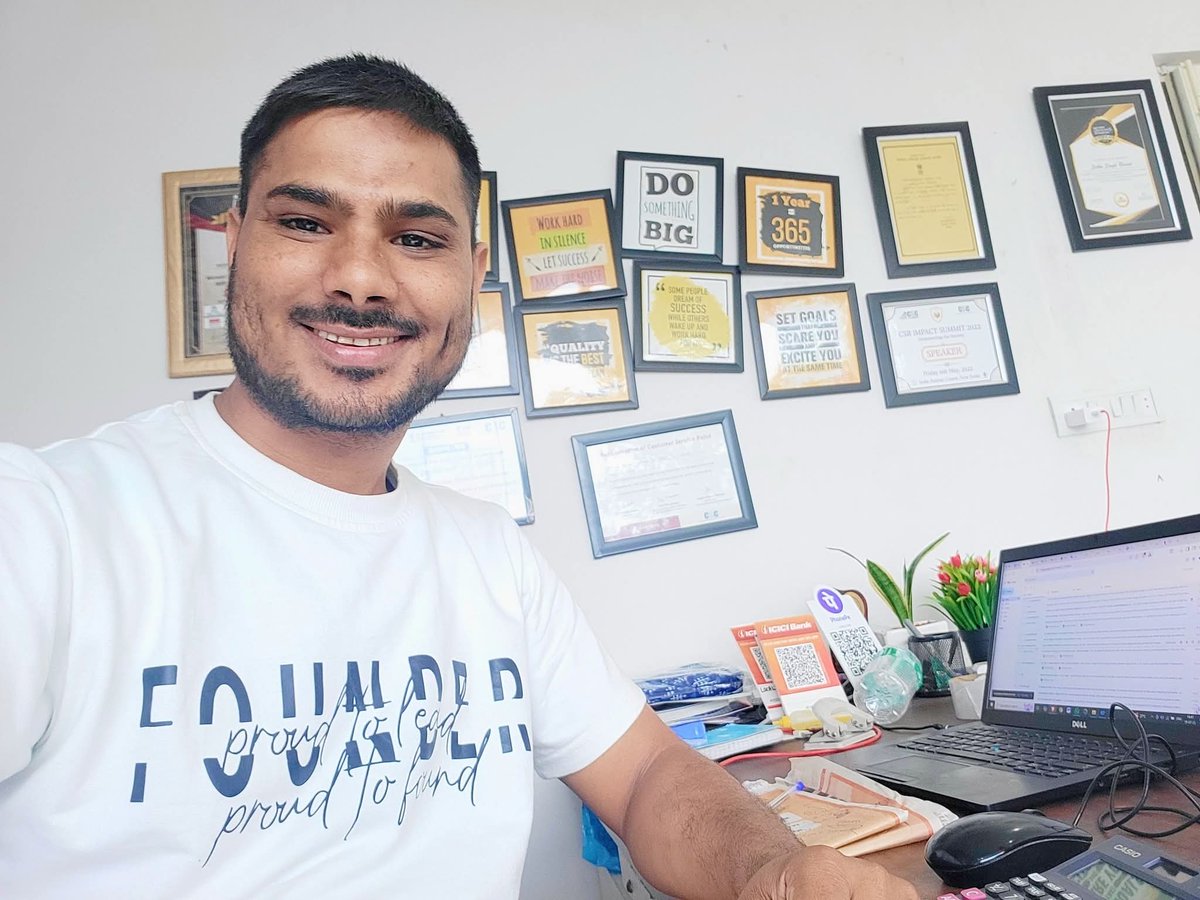 "कुर्सी छोटी हो सकती है,
पर इरादे नहीं!"
– Founder, DARJI ONLINE
#OfficeVibes #VisionAtWork #MadeInIndia #darjionline