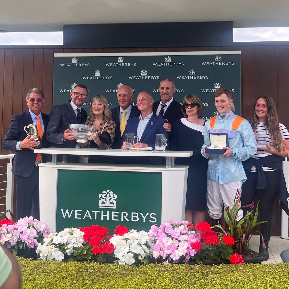 MprUpdates's tweet image. 🏆SUPER SPRINT HEROINE🏆
She’s done it! ANTHELIA storms home under a brilliant ride from @EDMUNDZZ98 to win our second, and @millmanracing’s third @weatherbysltd Super Sprint!
Huge congratulations to Rod, his team, and Anthelia’s delighted owners! What a day!💥
#TeamMPR