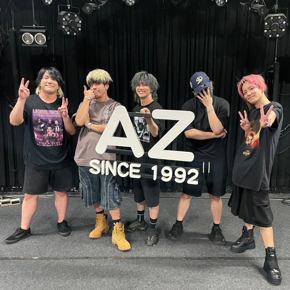 昨日と今日は夕闇に誘いし漆黒の天使達公演！
初金沢公演なのに2days!!
曲はラウドでカッコいいのに歌詞はおもしろい！
バラードなのになぜか客席は笑い渦！
「なのに」づくしのギャップとエンタメ満載で歓声と笑いと笑顔が絶えない楽し過ぎる2日間でした！
またのお越しをお待ちしております！