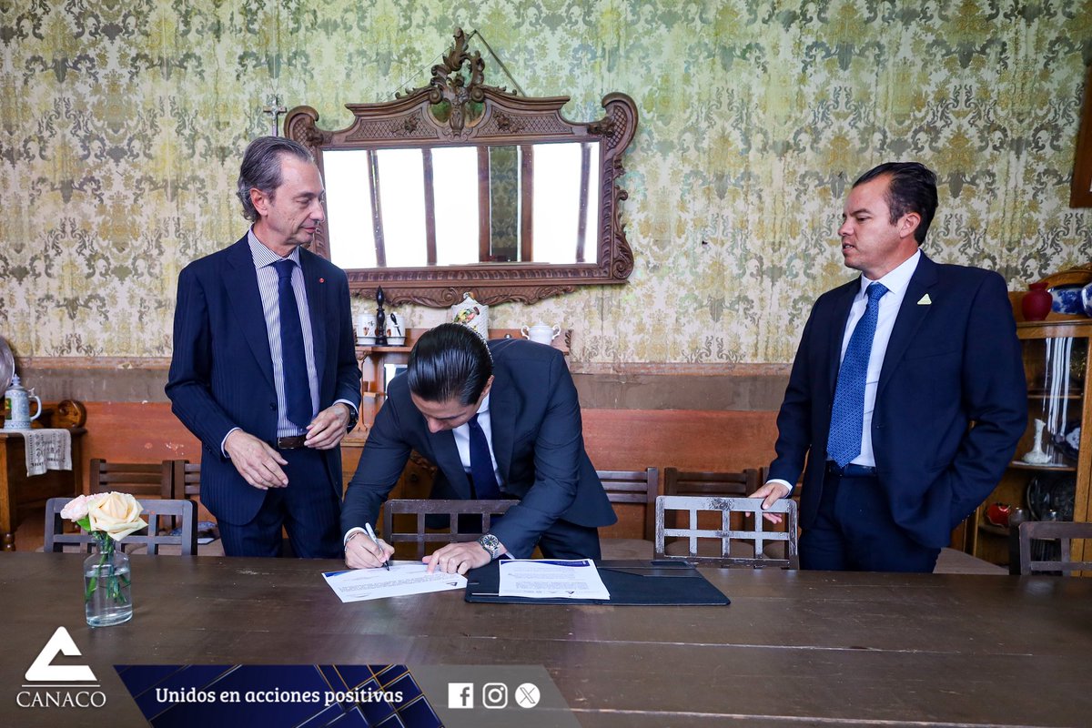 🤝🏻 #CANACODurango fortalece lazos con Italia para impulsar turismo, inversión e intercambio comercial 🇲🇽🇮🇹
Nuestro presidente <a href="/SergioSanchezl_/">Sergio Sanchez Lopez</a> respaldado por <a href="/SedecoGobDgo/">Sedeco Durango</a> firmó un convenio con la <a href="/CamaraItaliaMx/">Cámara de Comercio Italiana en México</a> para abrir nuevas rutas de cooperación internacional para Durango