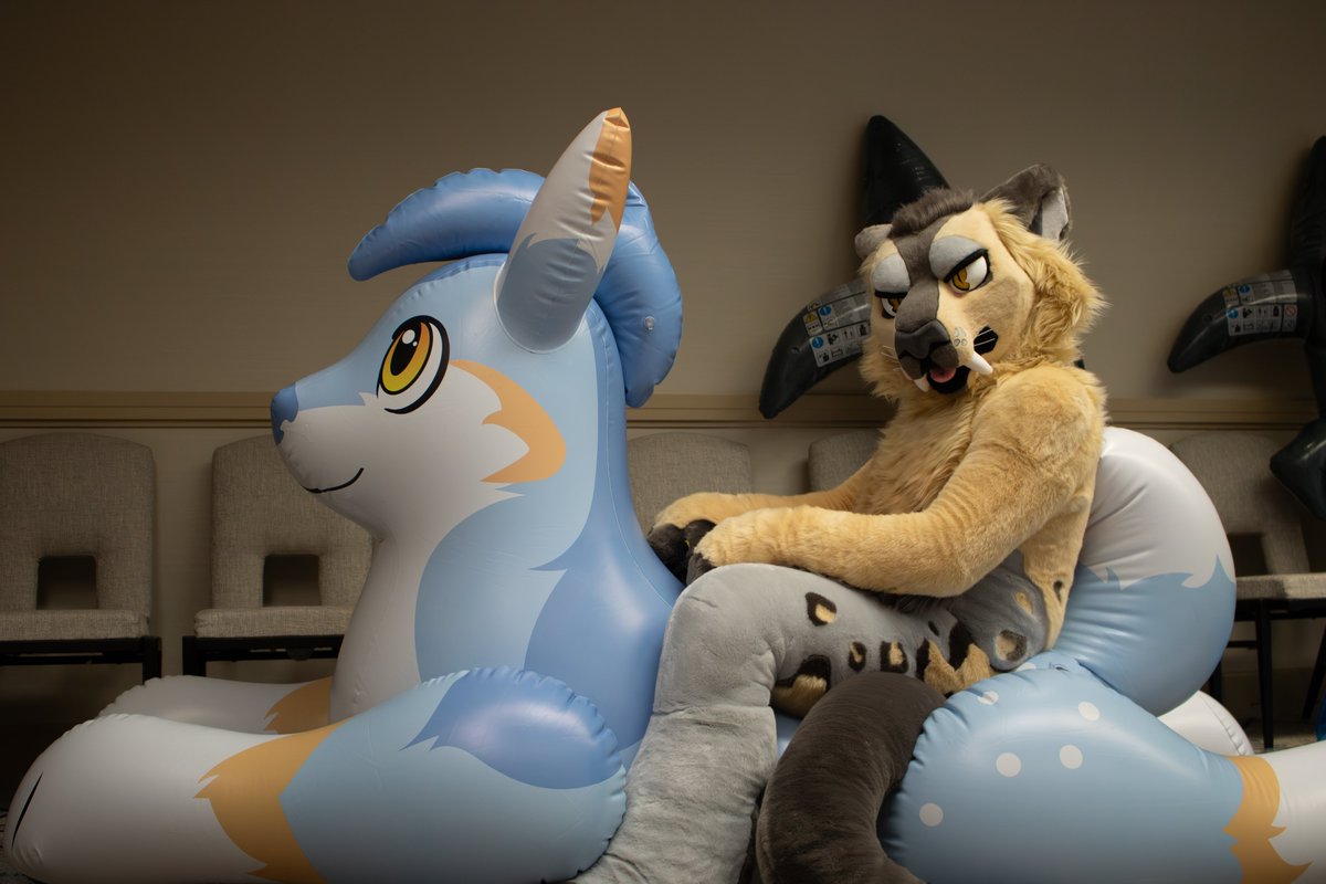 SeireinoSensh's tweet image. Wonder where this magical inflatable animal will take us, who wants to join ?
Who will i see at Megaplex ? Should be able to bring a lot more things and suits if anyone wants to meet or suit swap. Love to try a SpiritPanda, Beauty of the bass, PhoenixNest, Bncreation, kigurumi…