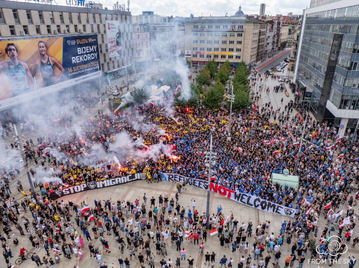 SlawomirMentzen's tweet image. Świetny protest w Katowicach! Sprzeciw wobec imigracji połączył wszystkich kibiców!