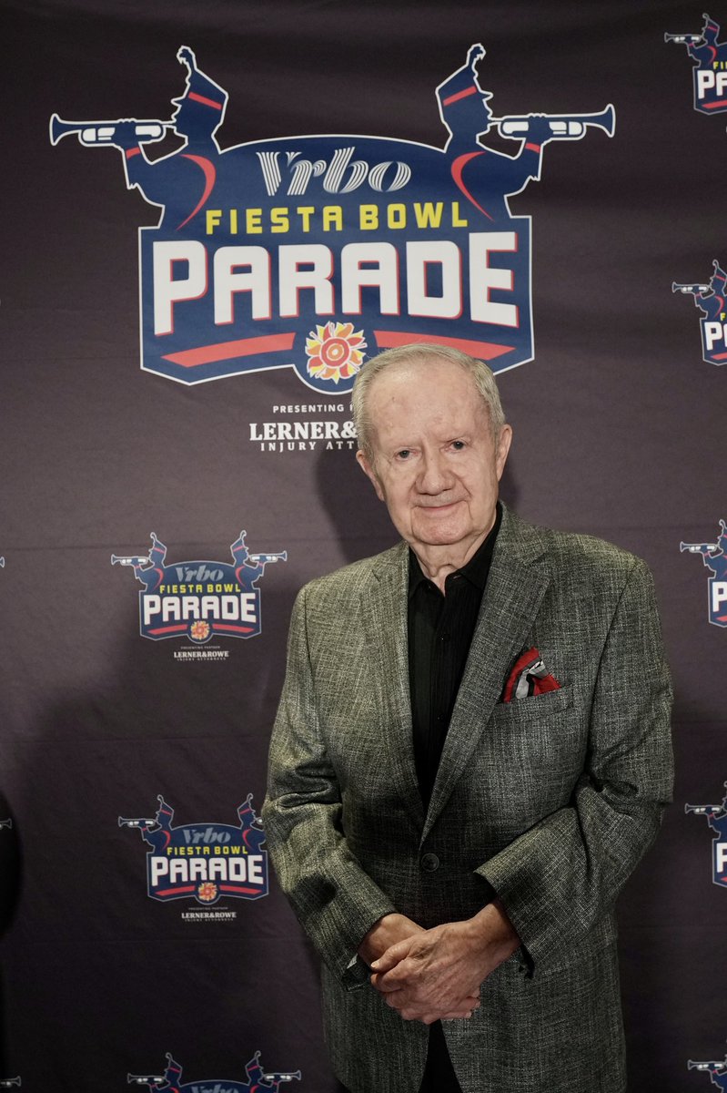 andyjshultz's tweet image. Only 24 Saturdays before @vrbo @Fiesta_Bowl Parade presented by @LernerandRowe returns on Jan. 3, 2026.
Flashback 2022: @NBA & @Suns Broadcast Legend the late Al McCoy at his Grand Marshal press conference announcement. @BowlSeason
Photo: #FiestaSportsFoundation.