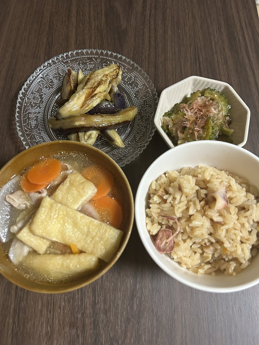 At__maF's tweet image. 今日のおうちごはん🍚
・ヒイカとしらすの炊き込みご飯
・いつもの豚汁
・ナスの焼き浸し
・ゴーヤのおひたし
ゴーヤが安くなってて嬉しかった。お味噌の量は未だ掴めず、ただの汁になる。