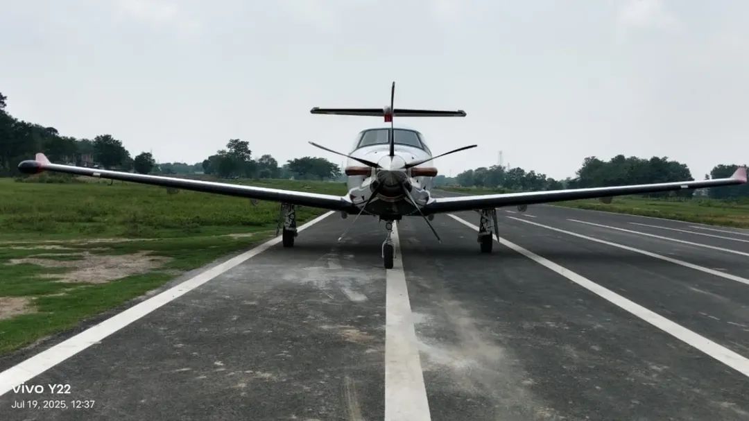 DM_Begusarai's tweet image. आज दिनांक 19.07.2025 को बेगूसराय जिला अंतर्गत उलाव हवाई पट्टी में Ms/ Everdeliver Logistics Pvt.Ltd(ELPL) के ऐयर क्राफ्ट PC12VT-SKJ की लैंडिंग करायी गई।
बतातें चलें कि Ms/ Everdeliver Logistics (ELPL) के एकाउंट मैनेजर, श्री एस0 मुखर्जी…