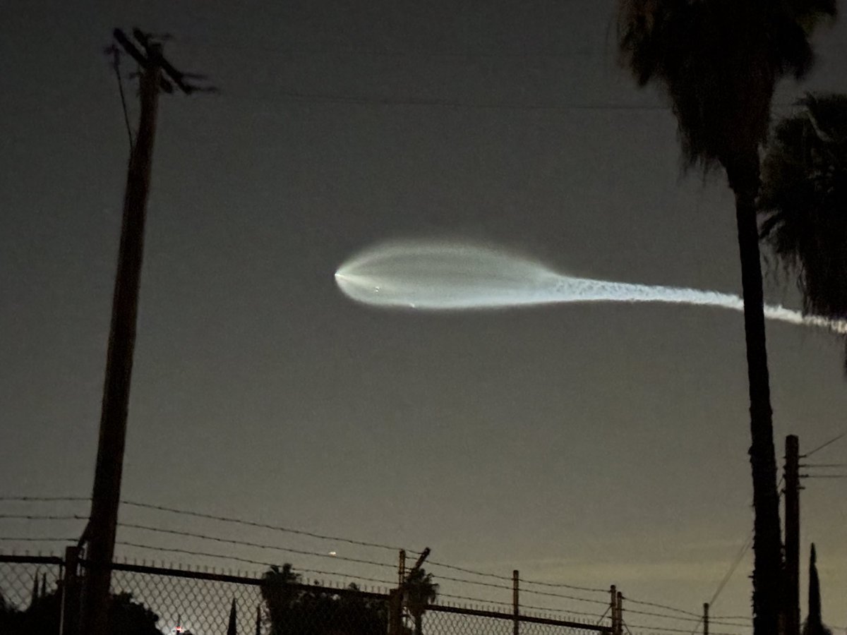 ShayneB52's tweet image. Watched the Space X launch last night from my back yard. That’s the fence line for March ARB my neighbor 😬🇺🇸🇺🇸