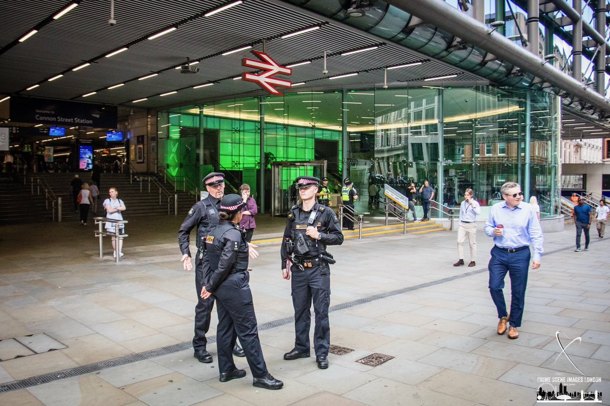 csi_london's tweet image. Not the brightest of customers, with @BTP , @CityPolice and @metpoliceuk officers standing around, not a good idea to be walking up the street telling people to F**k off at the top of your voice. Result pulled and left with tail between legs 😂