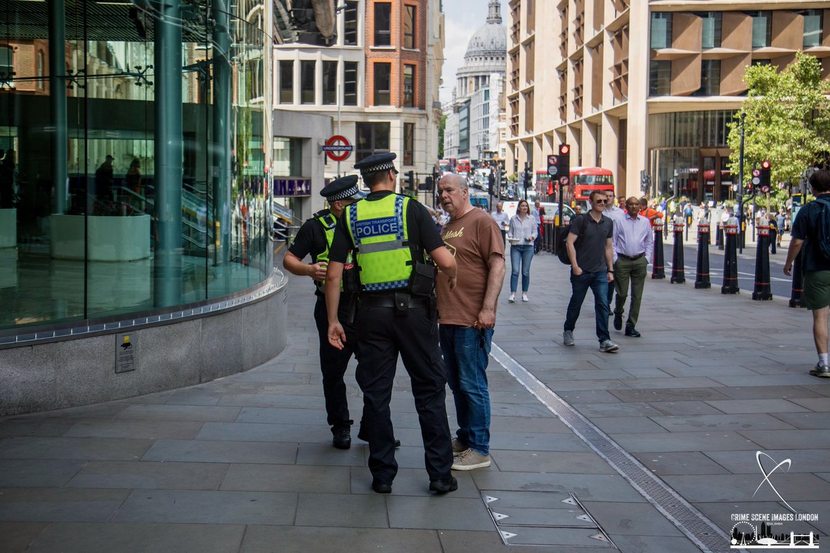 csi_london's tweet image. Not the brightest of customers, with @BTP , @CityPolice and @metpoliceuk officers standing around, not a good idea to be walking up the street telling people to F**k off at the top of your voice. Result pulled and left with tail between legs 😂