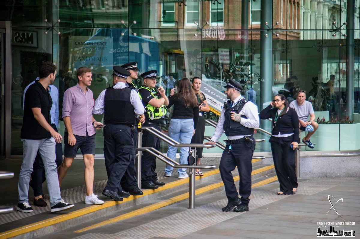 csi_london's tweet image. Not the brightest of customers, with @BTP , @CityPolice and @metpoliceuk officers standing around, not a good idea to be walking up the street telling people to F**k off at the top of your voice. Result pulled and left with tail between legs 😂