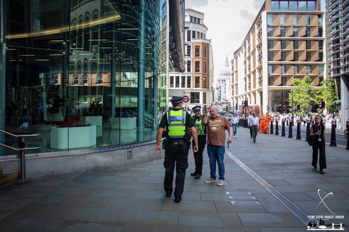 csi_london's tweet image. Not the brightest of customers, with @BTP , @CityPolice and @metpoliceuk officers standing around, not a good idea to be walking up the street telling people to F**k off at the top of your voice. Result pulled and left with tail between legs 😂