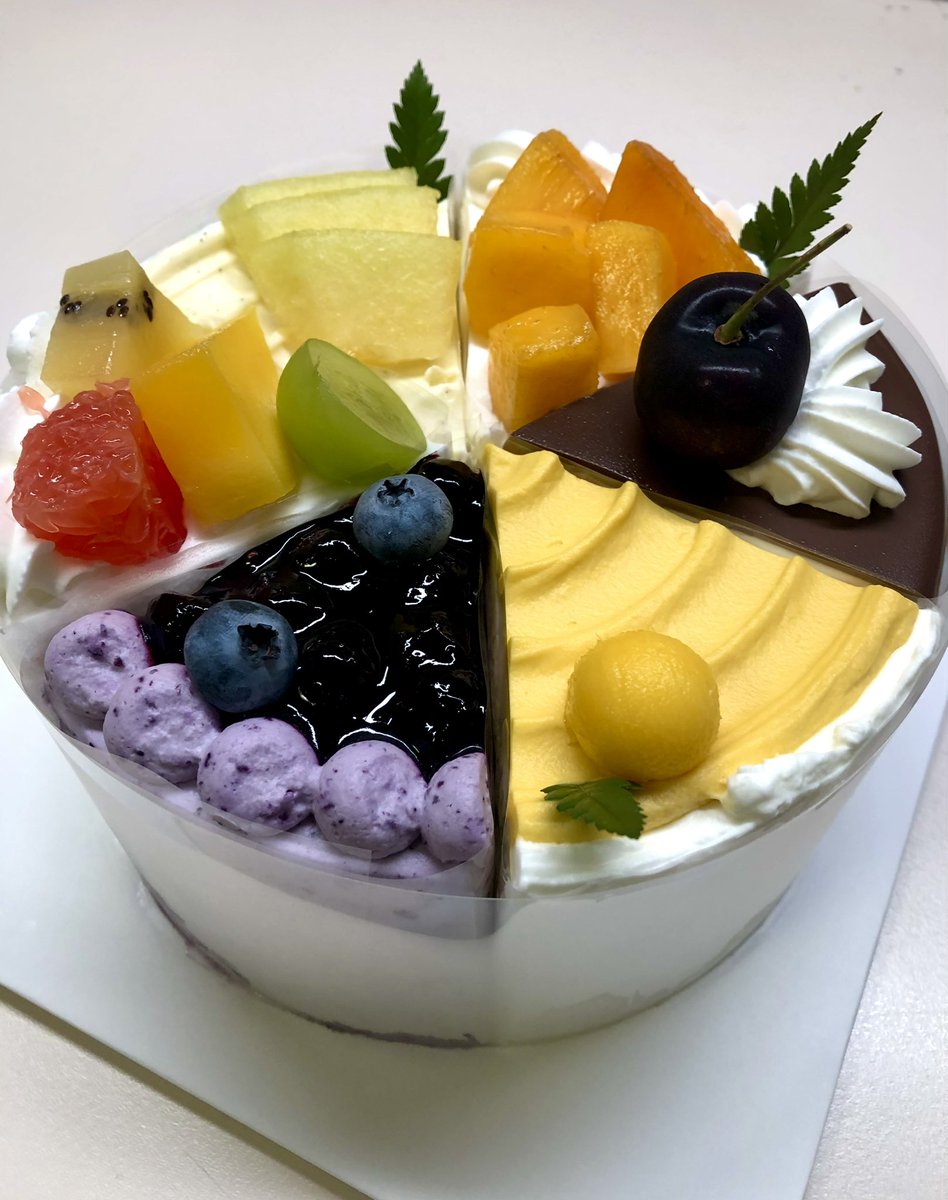 dddugi0719's tweet image. 인생케이크 등극。
빵이 퐁신퐁신거리고 크림도 느끼하지 않은데 시트사이에 과일도 콕콕 박혀있어서 한입 먹는 순간 하룰라라가요,,,진짜 생일 너무 좋다,,