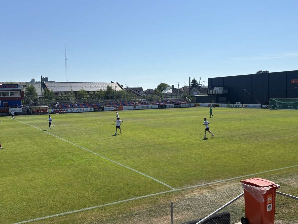 Tilbake i Norge og tilbake på 3. divisjonskamp. Reiste med <a href="/LudvigHolen/">Ludvig Holen</a> til kampen mellom Fram Larvik og Odd 2 på Framparken. Herlig stadion med naturgress og en god kiosk. Fram vant 3-2. Hyggelig å møte <a href="/hanzzen17/">Anders Hansen</a> på kampen. 3. divisjon avdeling 6 ✅ #groundhopping