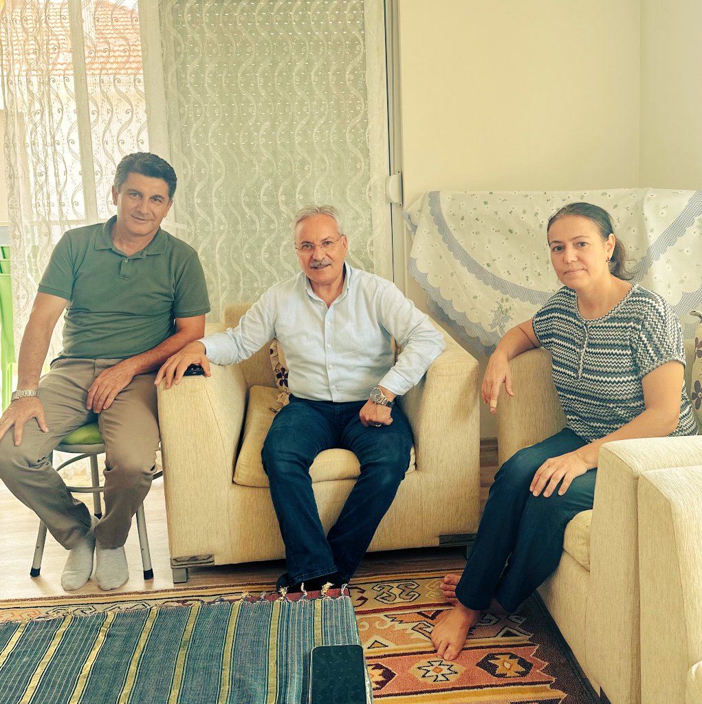 Korkuteli
Kepez İlçe Başkanımız Sn Hasan DEMİR'i, Korkuteli 'nde misafirimiz oldular. Başkanımızın ziyareti ile mutlu olduk. Ziyaretleri ve samimi sohbetleri için teşekkür ediyoruz.
"Misafir, rızkıyla gelir, ev sahiplerinin günahlarının affedilmesine vesile olarak çıkıp gider.”