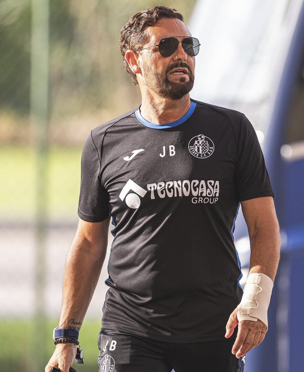 Mano vendada, como los cracks.