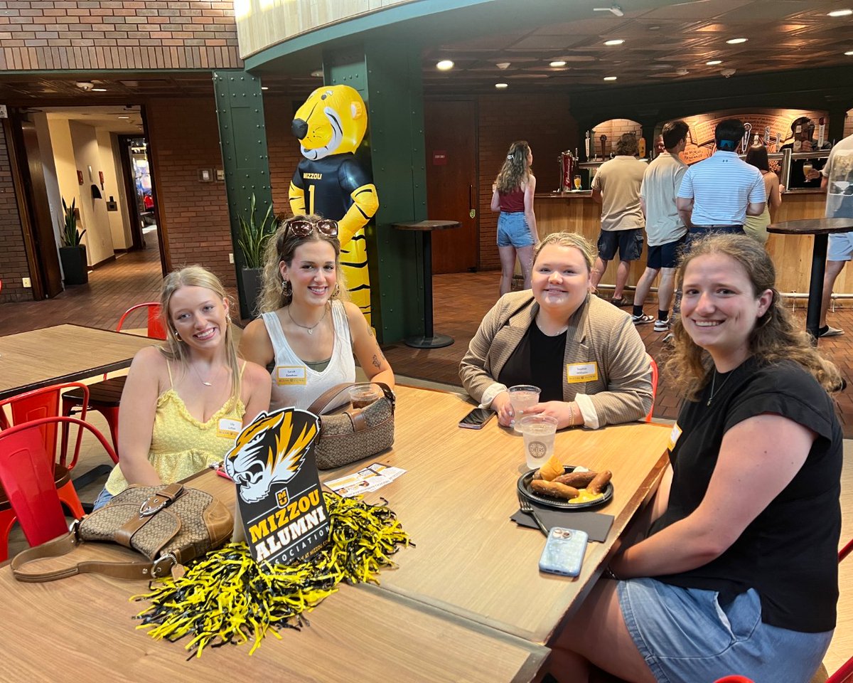 MizzouAlumni's tweet image. Our young #MizzouAlumni showed up strong at this summer's young alumni events in Chicago, St. Louis and Kansas City! Each event brought Tigers together for a good time and the opportunity to connect. We loved seeing our alumni back together again! ✨🐯