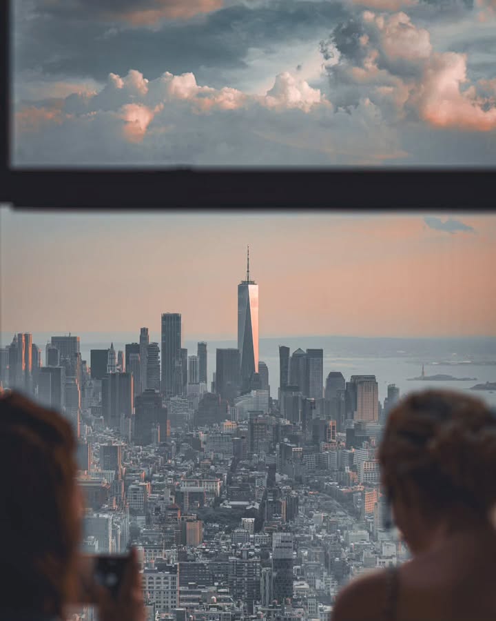 EmpireStateBldg's tweet image. Calling all NYC residents! For the first time ever, the Empire State Building is now offering a locals-only reward to visit the iconic open-air 86th Floor Observatory.
Get more info here: esbo.nyc/locals
馃摲: kostas_doukas/IG