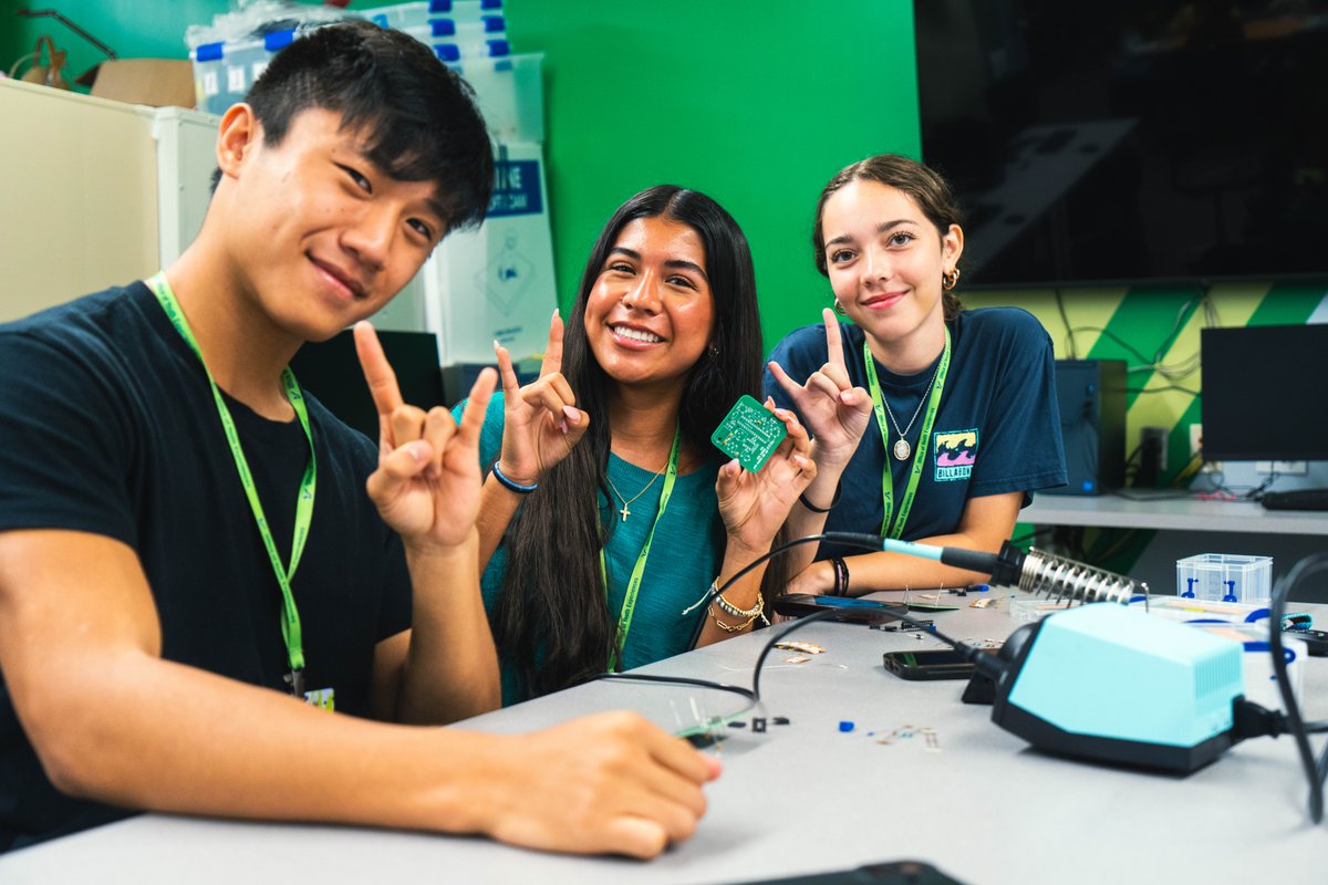 USouthFlorida's tweet image. This summer, hundreds of elementary, middle, and high school students participated in summer camps hosted by #USF Youth Experiences.🤘☀️
From robotics and biomedical engineering to Disaster Camp survival training, students enjoyed a summer full of fun, learning, and exploration.…