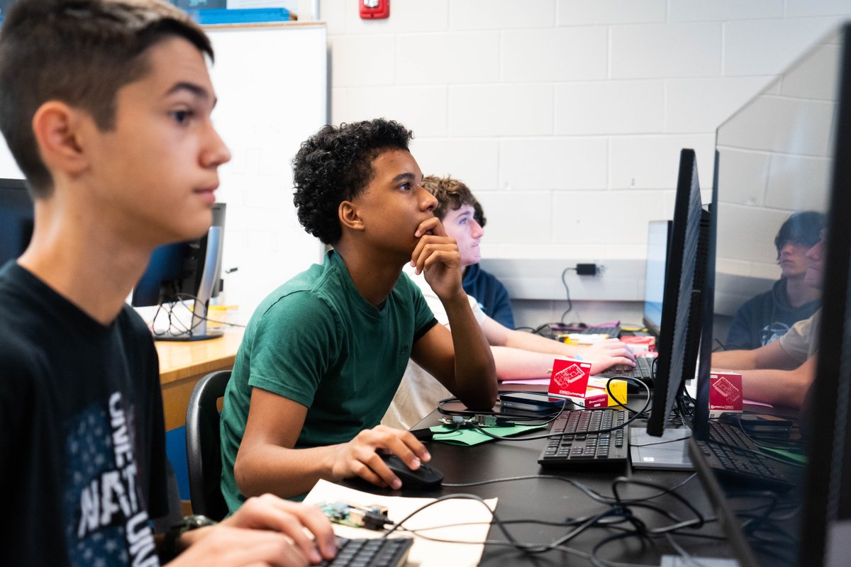 USouthFlorida's tweet image. This summer, hundreds of elementary, middle, and high school students participated in summer camps hosted by #USF Youth Experiences.🤘☀️
From robotics and biomedical engineering to Disaster Camp survival training, students enjoyed a summer full of fun, learning, and exploration.…