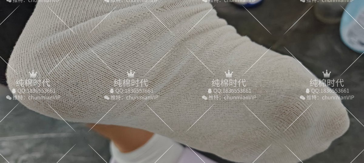 云朵和我聊天，她大学的时候进宿舍脱鞋，整屋瞬间变了味，酸臭又闷得发苦。舍友嫌她脚臭，叫她别老穿同一双袜子，可她只是笑笑，把袜子密封起来。因为这个有好几次她都不想干了，实在是太臭了，影响宿舍关系，她袜看着并不起眼，但是味道真的极品，贴着鼻子一吸，像一团雾钻进脑袋：刺、黏、辣混合而来