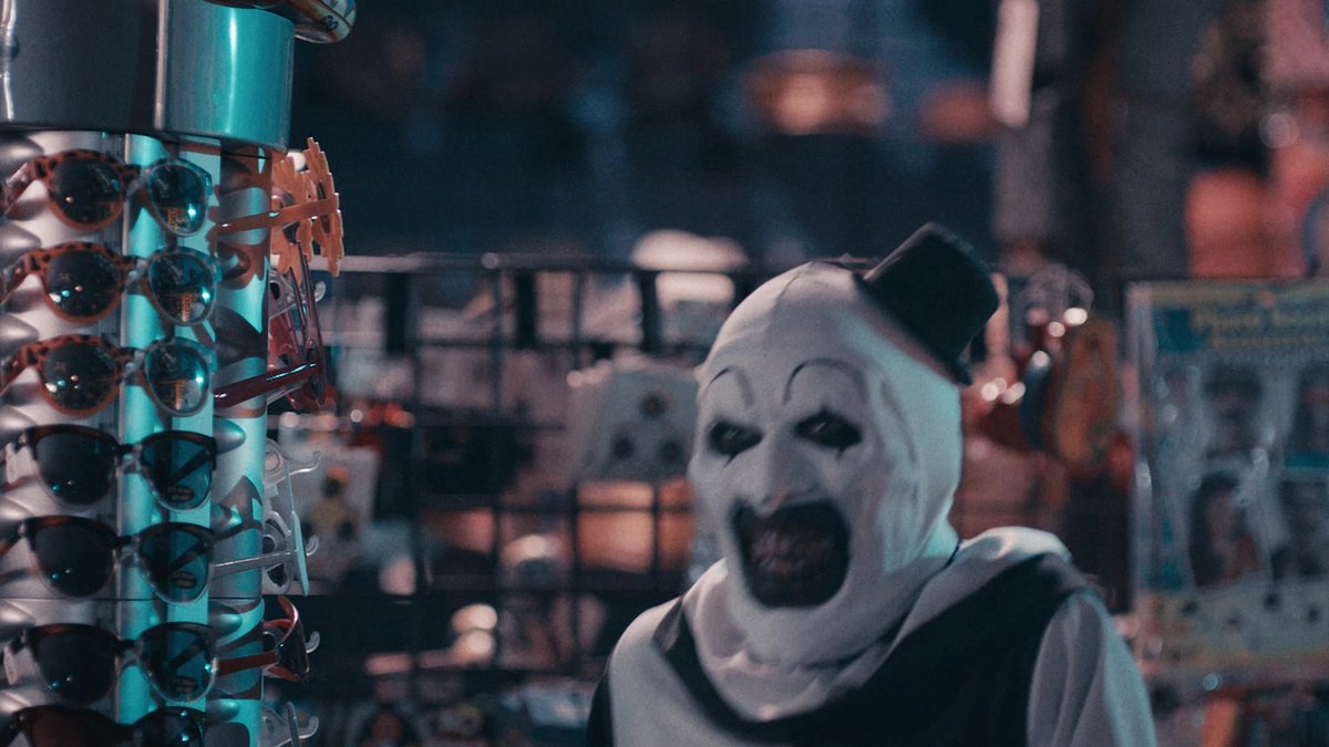 FinalDude78's tweet image. when you walk into a store in the middle of July and see Halloween decor already out on the shelves