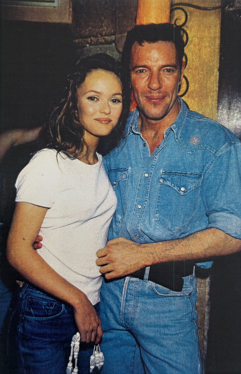 Clin d’œil avec Vanessa Paradis au Banana Café ! 🕺🌟

#TonyGomez #VanessaParadis #BananaCafé #Années90 #ParisByNight #ClubLégendaire