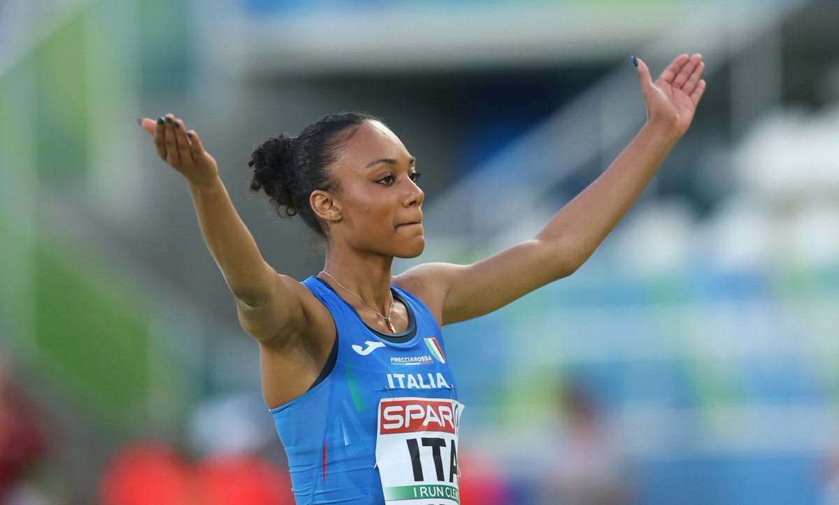 ItaliaTeam_it's tweet image. SÌ LARISSAAAAAAAAA 🙌

Il giorno dopo il suo compleanno, Iapichino si fa un regalo straordinario! 😍

Vola a 6.92 e chiude al secondo posto la gara femminile di salto in lungo in Diamond League…
A un solo centimetro dalla vittoria!

Applausi fino a Londraaaaaaaaaa 💙…