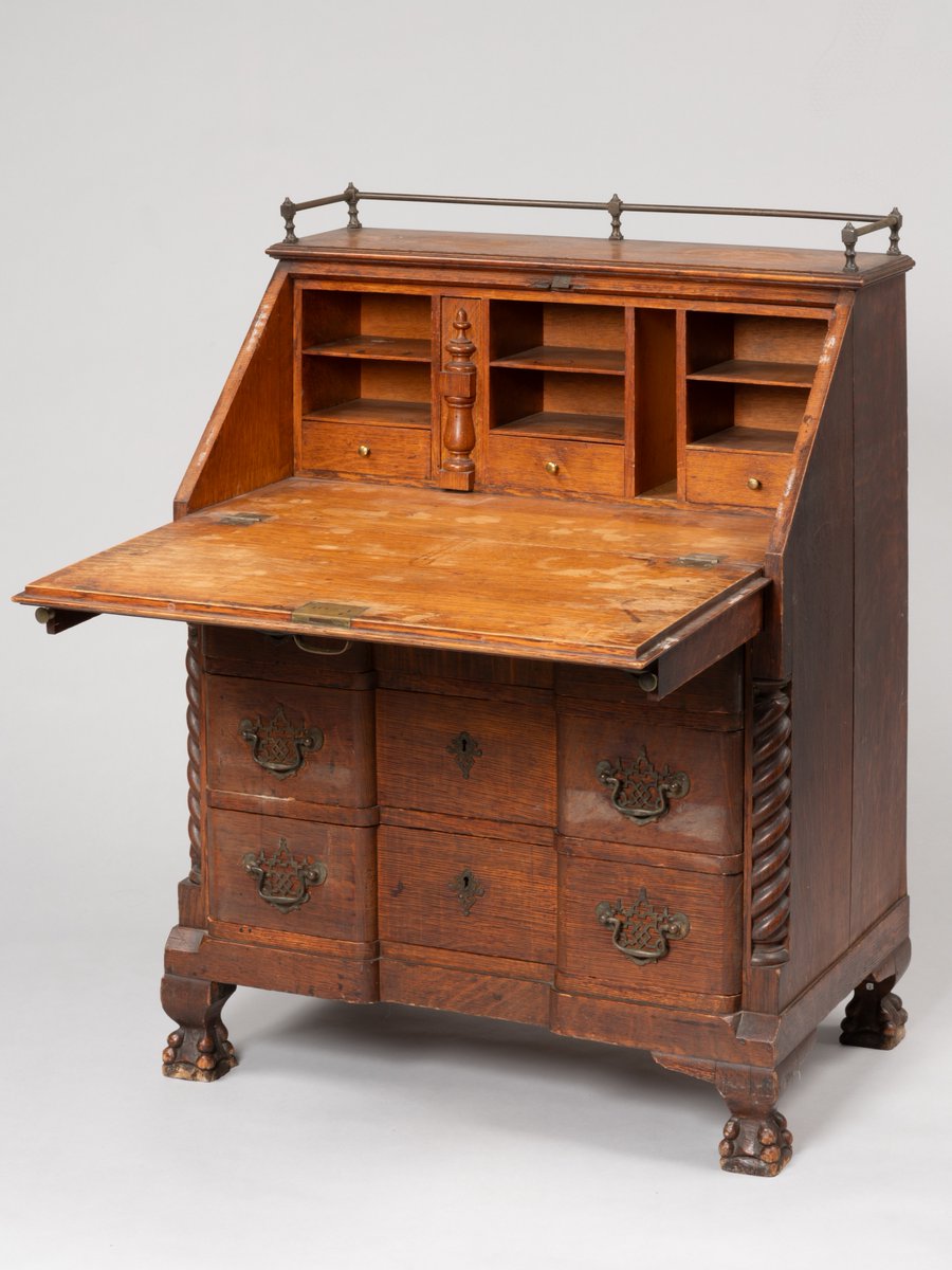 AmRevMuseum's tweet image. #OnThisDay in 1848 in Seneca Falls, 100 men and women signed a Declaration of Sentiments, written by Elizabeth Cady Stanton. See her desk and a copy of an early printing of the Declaration via @historicalpa in our exhibit The Declaration's Journey.
✍️: bit.ly/3MYjbIm