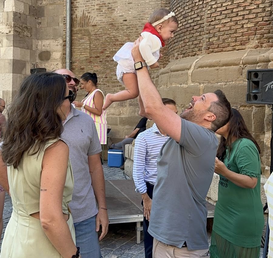 alextoquero's tweet image. Un momento mágico. La imposición del pañuelo de #Tudela #Navarra a nuestros peques. Su primero #pañuelo. Seña de identidad y pertenencia. Gozamos más que ellos. Ya no queda nada. #santaana2025.