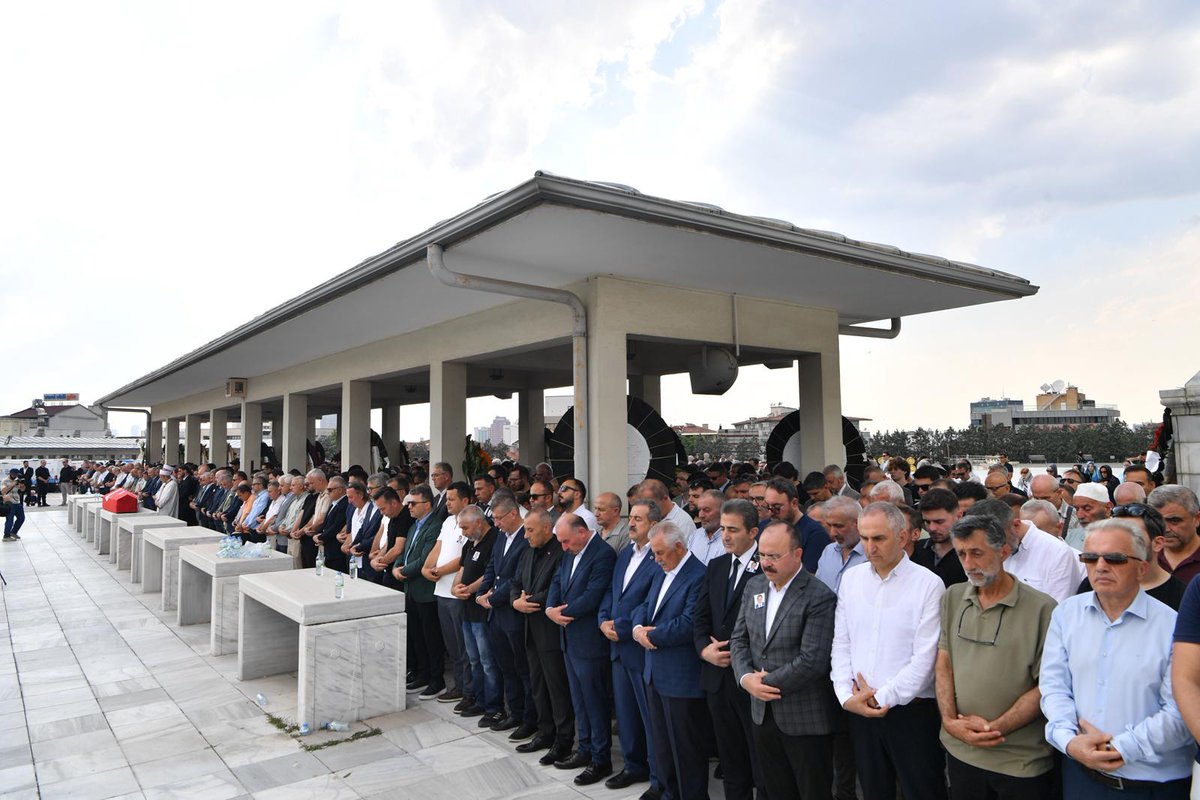 AnkaraValiligi's tweet image. Vali Vasip Şahin, Vali Mülkiye Başmüfettişi Erol Karaömeroğlu’nun cenaze törenine katıldı.
Devletimize uzun yıllar hizmet eden, aynı zamanda Şereflikoçhisar ve Altındağ ilçelerimizde de kaymakam olarak görev yapan merhum Karaömeroğlu’na Allah’tan rahmet; ailesine, yakınlarına ve…