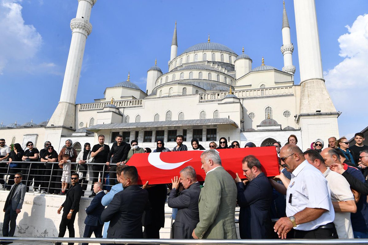 AnkaraValiligi's tweet image. Vali Vasip Şahin, Vali Mülkiye Başmüfettişi Erol Karaömeroğlu’nun cenaze törenine katıldı.
Devletimize uzun yıllar hizmet eden, aynı zamanda Şereflikoçhisar ve Altındağ ilçelerimizde de kaymakam olarak görev yapan merhum Karaömeroğlu’na Allah’tan rahmet; ailesine, yakınlarına ve…