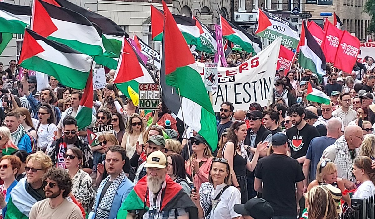 GaelsAgainstGen's tweet image. Massive turn out at in the capital today as thousands stood with the people of Palestine and in particular the children from @GAA_Palestine whose visas were disgracefully witheld.