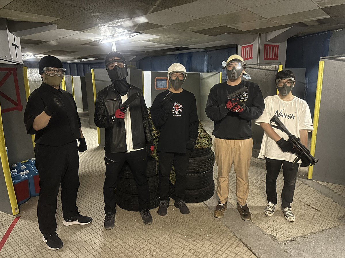PhantomBul15669's tweet image. 本日は3組様の貸切＆[夜のPhantomサバゲー部]でした‼️
1組目のお客様は、いつも来ていただく方が、初心者様を連れてナーフでサバゲー🔫🔫
最後は経験者VS初心者様で、スタッフ[カツオ]もお誘い頂きました😊
2組目は、やはりご利用者様が初心者様を引き連れ、5名でサバゲー🔫🔫…