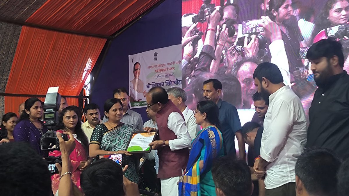 NRLMGONDAL's tweet photo. આજ રોજ જુનાગઢ ખાતે માનનીય કેન્દ્રીય મંત્રી શ્રી શિવરાજસિંહ ચૌહાણ સાહેબ ના હસ્તે રાજકોટ ના ગોંડલ તાલુકાના લખપતિ દીદી ને પ્રમાણપત્ર આપવા આવ્યા હતા @DDORAJKOT1 @DLMRajkot @tdogondal @RAJKOTNRLM https://t.co/2DroZ9FhZh