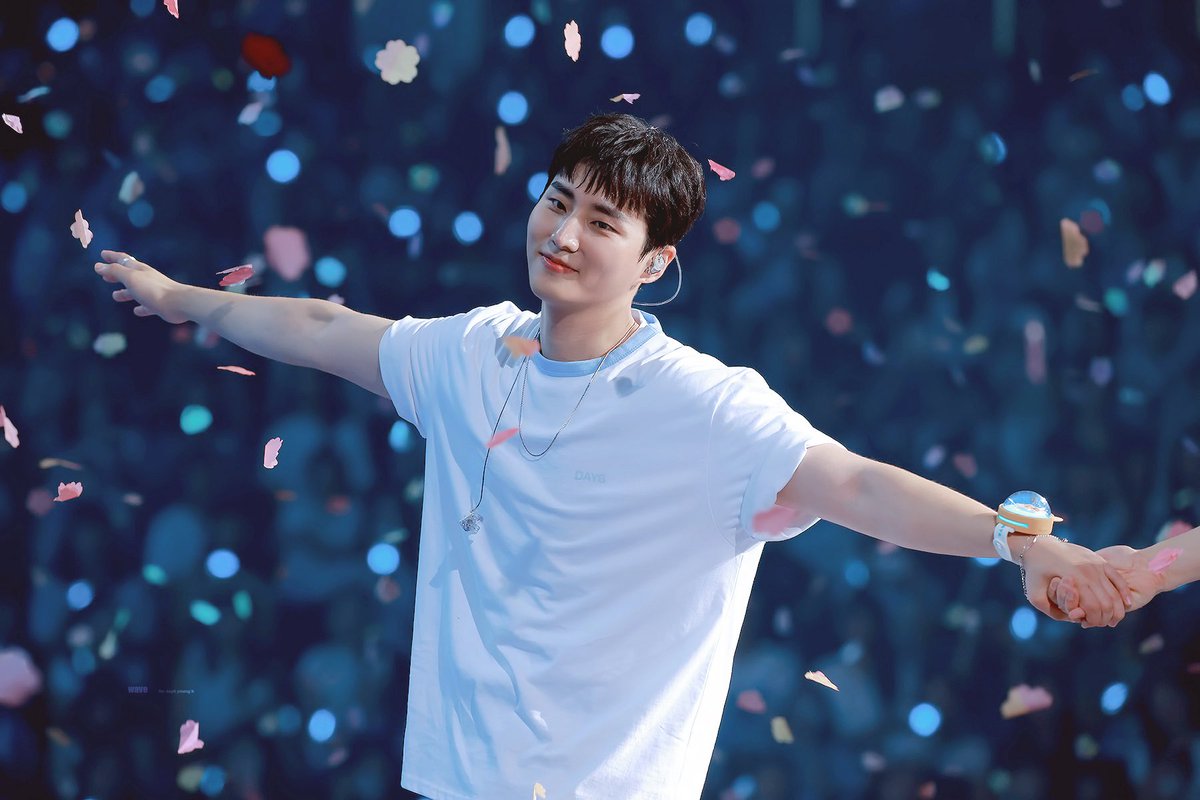 mrsjungchanwoo's tweet photo. this picture of youngk surrounded by the confetti is so beautiful https://t.co/bRA5ristN9
