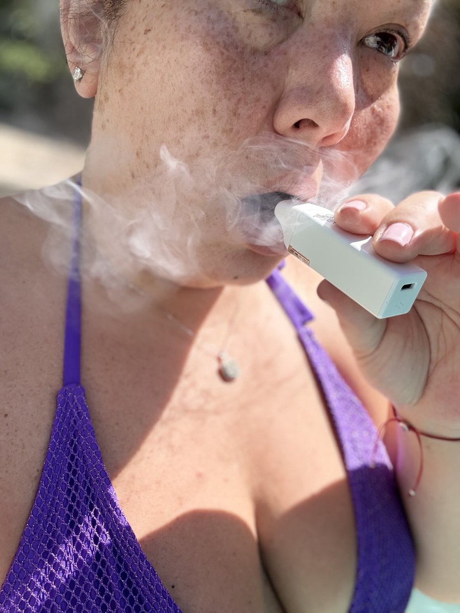 Shelley_Knight1's tweet image. I pounded over 40 ozs of water already. High! It’s me vaping in this pool my spontaneous ass rented an Airbnb. #MentalHealth #METIME #Stoners