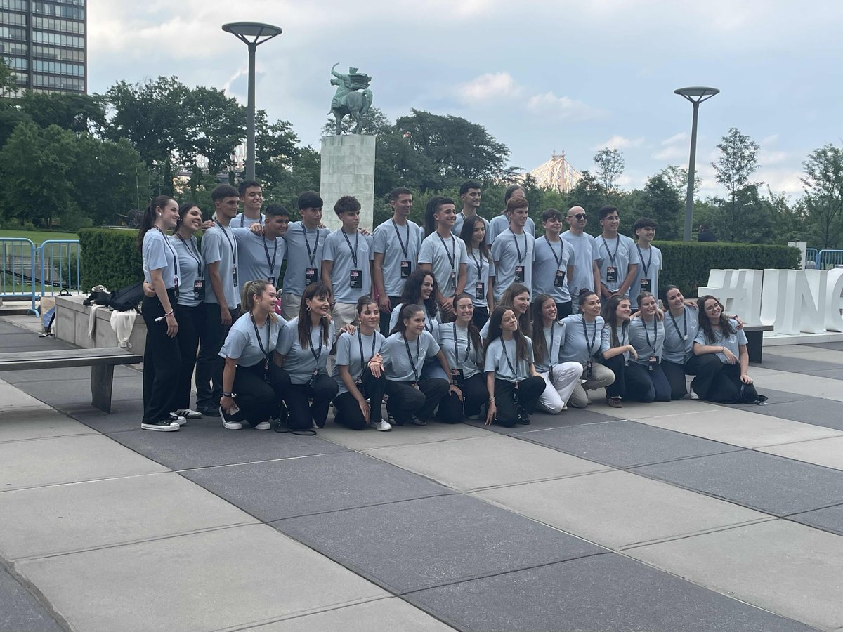 Congratulations to the members of Fundación "La Caixa" for representing youth voices at the UN during the "Young People as Agents of Change" panel for #WorldYouthSkillsDay. A powerful discussion on how young leaders are shaping a more sustainable future!