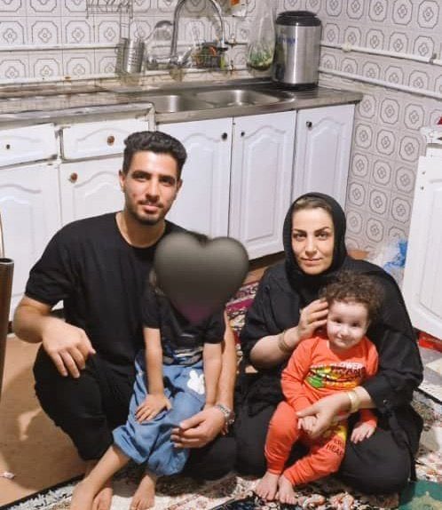 chawshin_83's tweet image. جمهوری اسلامی در یکی از ایست های بازرسی اش در شهر خمین این خانواده را به رگبار بست و همه آنها را قتل عام کرد