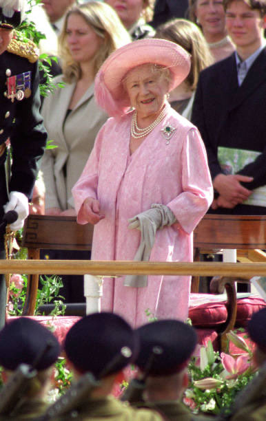25YearsAgoLive's tweet image. A centennial birthday pageant is held for The Queen Mother at London’s Horse Guards Parade.
Prince Charles rides with his grandmother in a carriage.
The Queen Mother will turn 100 on 4 August.