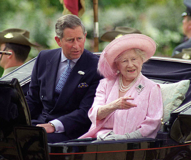 25YearsAgoLive's tweet image. A centennial birthday pageant is held for The Queen Mother at London’s Horse Guards Parade.
Prince Charles rides with his grandmother in a carriage.
The Queen Mother will turn 100 on 4 August.