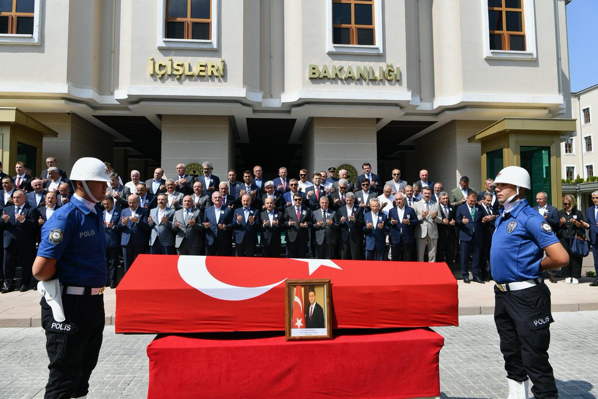 AnkaraValiligi's tweet image. Vali Vasip Şahin, Vali Mülkiye Başmüfettişi Erol Karaömeroğlu’nun cenaze törenine katıldı.
Devletimize uzun yıllar hizmet eden, aynı zamanda Şereflikoçhisar ve Altındağ ilçelerimizde de kaymakam olarak görev yapan merhum Karaömeroğlu’na Allah’tan rahmet; ailesine, yakınlarına ve…